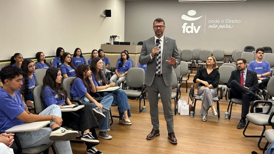 Luciano Rocha ministrando aula na FDV com auditório atento