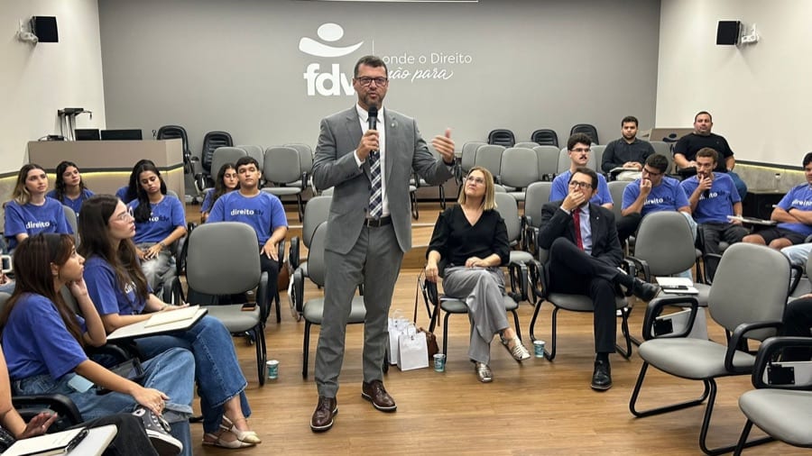 Luciano Rocha ministrando aula na Faculdade de Direito de Vitória