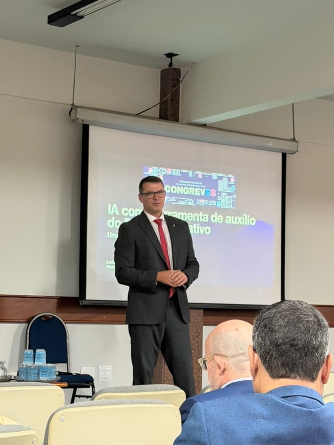 Luciano Rocha em palestra no Congresso Estadual de Tributário do ES sobre IA aplicada ao administrativo