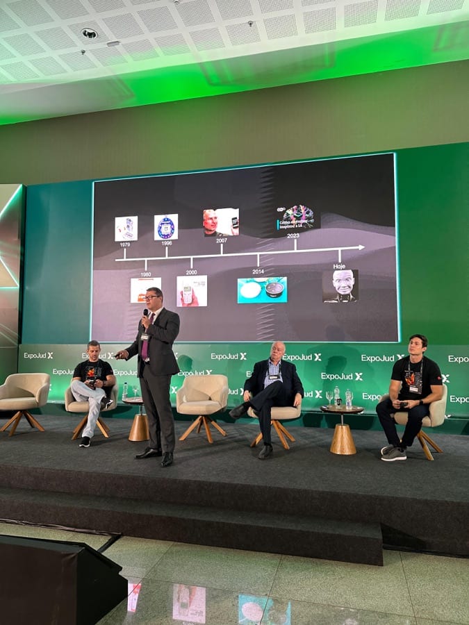 Painel na ExpoJud com Luciano Rocha apresentando linha do tempo da Inteligência Artificial