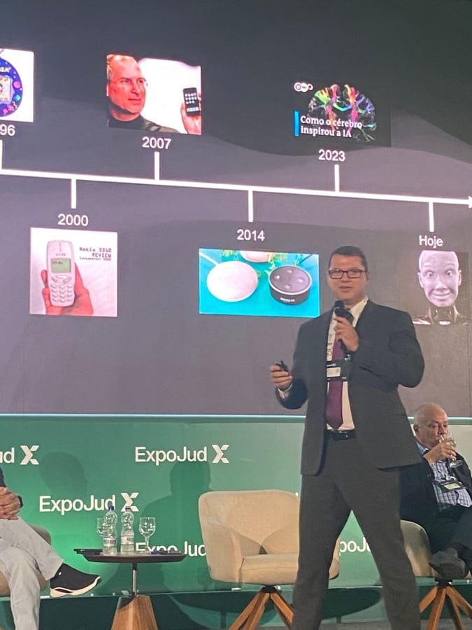 Luciano Rocha apresentando linha do tempo da Inteligência Artificial em palco da ExpoJud