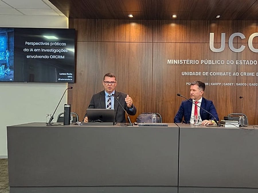 Luciano Rocha em mesa de palestra na Unidade de Combate ao Crime Organizado do MP