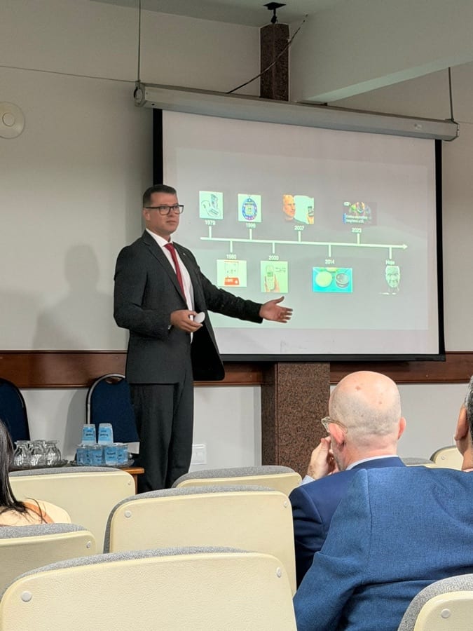 Luciano Rocha em palestra apresentando histórico da Inteligência Artificial
