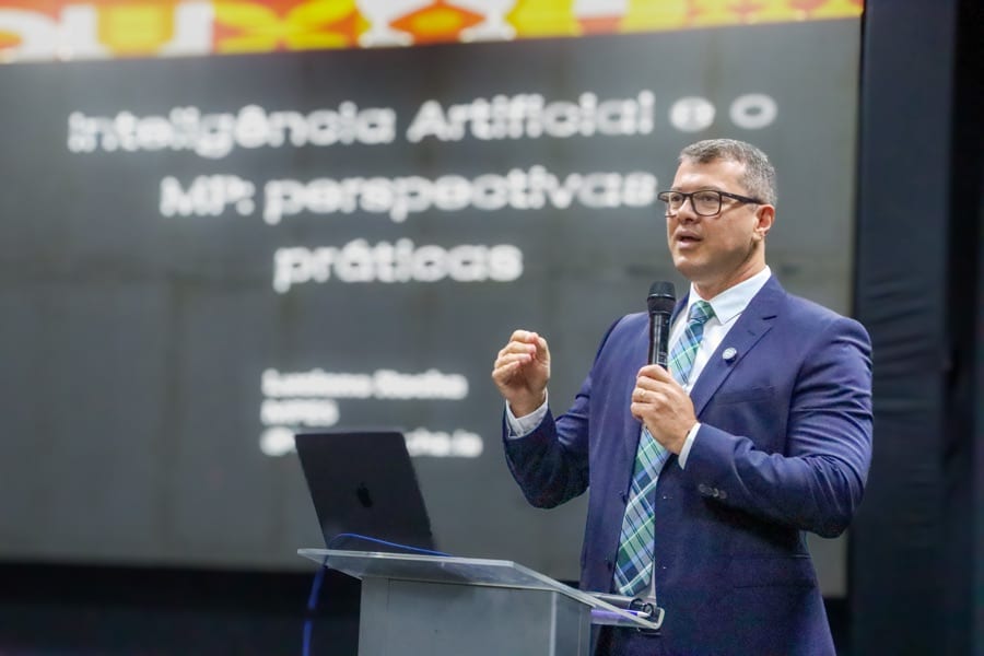 Luciano Rocha em palestra "Inteligência Artificial e o Ministério Público — perspectivas práticas"