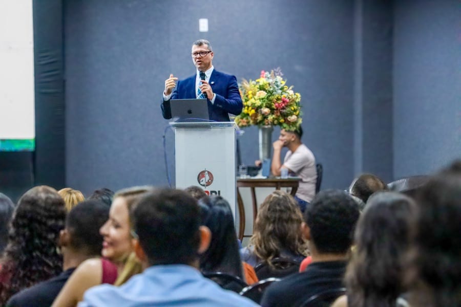 Luciano Rocha palestrando para auditório lotado